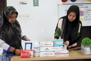 Ambon, INFO_PAS - Hadapi curah hujan tinggi dan perubahan suhu yang terjadi di Kota Ambon, Lembaga Pembinaan Khusus Anak (LPKA) Kelas II Ambon siapkan langkah antisipatif dengan memastikan kesiapan layanan kesehatan bagi Anak Binaan. Kesiapsiagaan tersebut dilakukan melalui penambahan stok obat-obatan, vitamin, serta alat medis di Klinik Pratama LPKA Ambon, Jumat (19/12). Penambahan logistik kesehatan ini mencakup obat-obatan dasar, vitamin untuk menunjang daya tahan tubuh, serta alat pemeriksaan kesehatan guna mendukung pelayanan medis yang cepat dan tepat. Langkah tersebut diambil untuk meminimalkan risiko gangguan kesehatan akibat cuaca yang tidak menentu. Kegiatan ini dipimpin oleh Kepala Seksi Pembinaan, Astrid Fifi Handayani, sebagai bagian dari penguatan kesiapan layanan kesehatan di lingkungan LPKA Ambon. Kesiapsiagaan ini diharapkan mampu mengantisipasi potensi keluhan kesehatan Anak Binaan selama periode cuaca ekstrem. Kepala LPKA Ambon, Kurniawan Wawondos, menegaskan bahwa pemenuhan layanan kesehatan merupakan bagian penting dari perlindungan hak Anak Binaan. “Kami memastikan layanan kesehatan tetap siap, terutama di tengah kondisi cuaca yang kurang bersahabat. Ketersediaan obat, vitamin, dan alat medis ini menjadi langkah preventif agar kesehatan Anak Binaan tetap terjaga,” ujarnya. Sementara itu, Kepala Seksi Pembinaan, Astrid Fifi Handayani, menyampaikan bahwa seluruh kebutuhan kesehatan telah disiagakan di Klinik Pratama LPKA Ambon untuk memudahkan akses layanan medis. “Dengan kesiapan logistik kesehatan di Klinik Pratama, penanganan awal terhadap keluhan kesehatan Anak Binaan dapat dilakukan secara cepat dan efektif,” jelasnya. Melalui langkah ini, LPKA Ambon terus berupaya menciptakan lingkungan pembinaan yang aman dan sehat serta memastikan pelayanan kesehatan Anak Binaan tetap berjalan optimal di tengah potensi cuaca buruk (Dok. Istimewa)