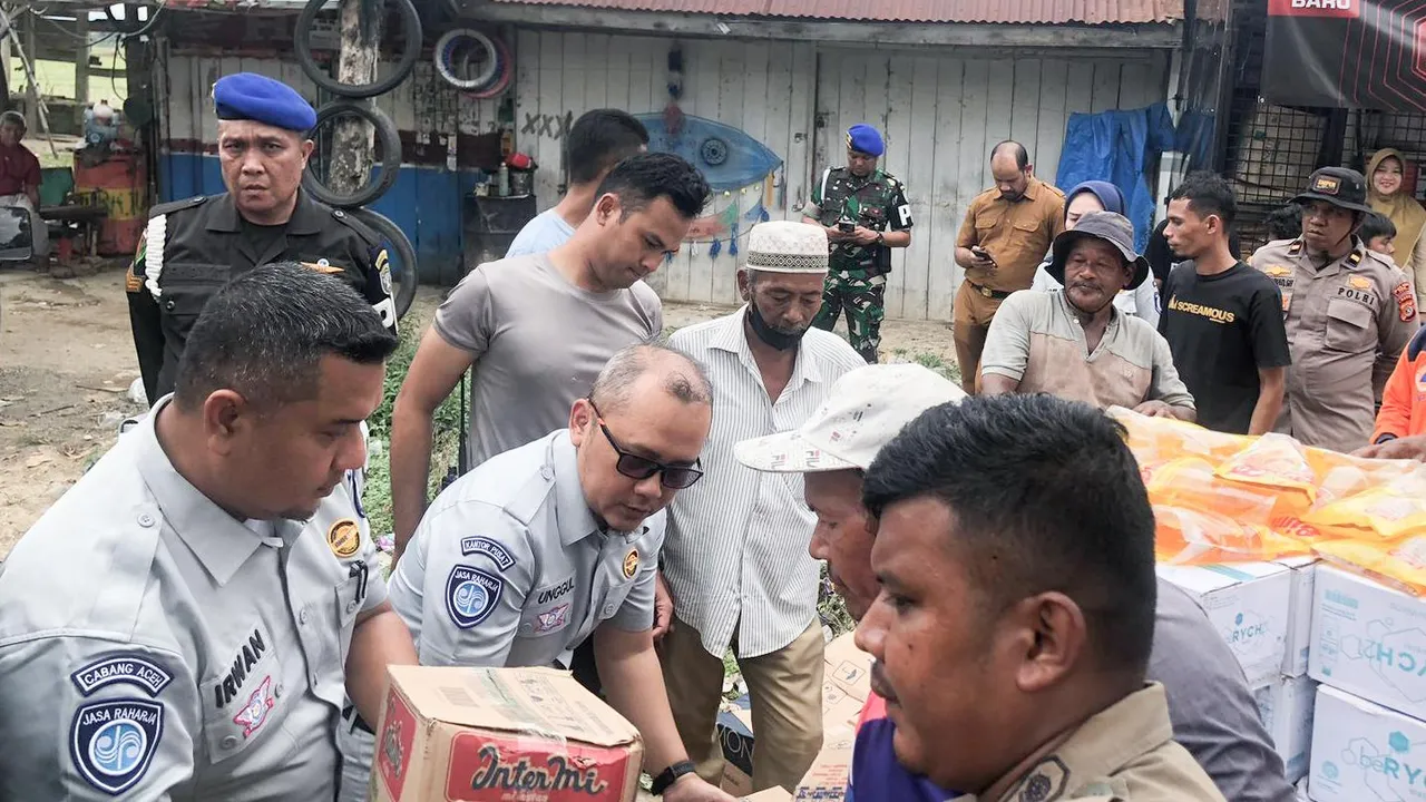 Jasa Raharja Salurkan Ratusan Karung Beras dan Air Mineral buat Korban Banjir Pidie Aceh (Dok. Istimewa)