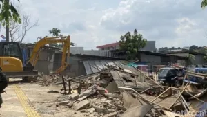 Pemerintah Kota Depok Tertibkan 38 Bangunan Liar di Jalan Akses UI