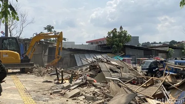 Pemerintah Kota Depok Tertibkan 38 Bangunan Liar di Jalan Akses UI
