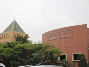 Hujan Deras Kembali Genangi Pasar Cipulir, Aktivitas Perdagangan Tetap Berjalan di Tengah Banjir (Dok. Istimewa)