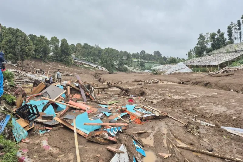 Korban Longsor Cisarua Bertambah Jadi Enam Orang, Tim SAR Berpacu dengan Cuaca Ekstrem Cari Warga Hilang