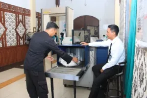 Deteksi Dini Barang Terlarang, Lapas Kelas I Madiun Perketat Pemeriksaan Barang Bawaan Pengunjung melalui X-Tray