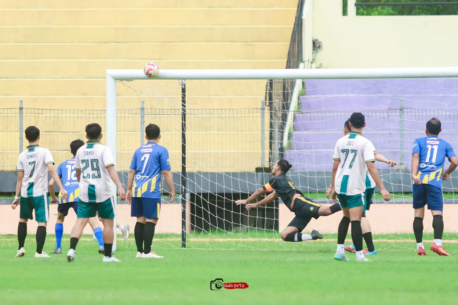 Jalin Kolaborasi Positif, Lapas I Madiun dan Bank Mandiri Madiun Adu Sportivitas di Lapangan Hijau