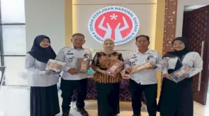 Lapas Kotabaru Serahkan Kain Sasirangan Karya Warga Binaan kepada DEKRANASDA