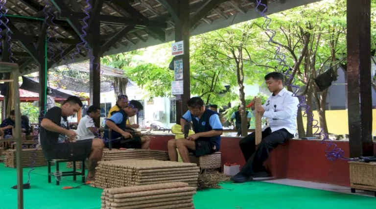 Lapas Kelas I Madiun Kembangkan Pembinaan Kemandirian melalui Program Anyaman Rotan Bernilai Ekonomis (Dok. Istimewa)