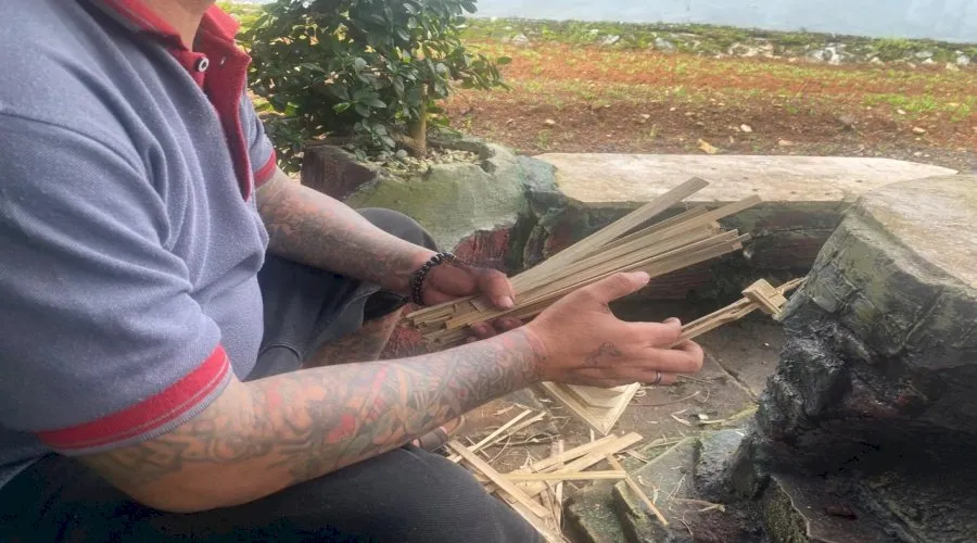 Lapas Narkotika Karang Intan Kembangkan Kemandirian Warga Binaan melalui Kreasi Miniatur Tugu Bambu (Dok. Istimewa)