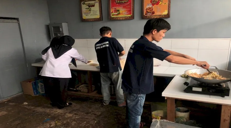 Lapas Kelas IIB Amuntai Kembangkan Pembinaan Kemandirian Lewat Produksi Kerupuk Udang dan Kerupuk Unyil (Dok. Istimewa)