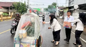 Rutan Majene Perkuat Kepedulian Sosial Melalui Bakti Sosial Pembagian Kue untuk Masyarakat Sekitar (Dok. Istimewa)