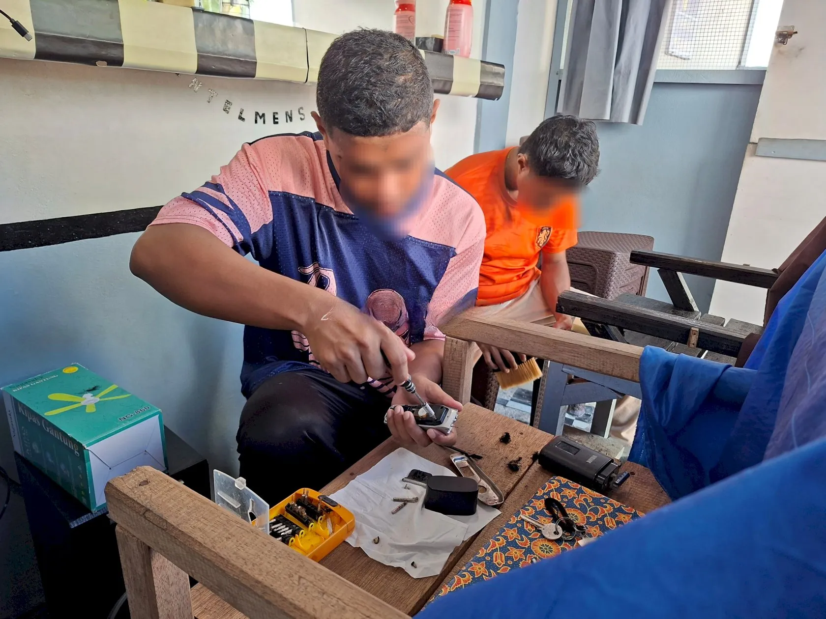 Lapas Saparua Rawat Mesin Barbershop UMKM Demi Mutu Pelatihan Kemandirian Warga Binaan (Dok. Istimewa)
