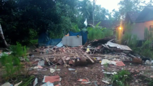 Puting Beliung Terjang Tasikmalaya, Dua Desa Terdampak dan Warga Mengungsi SementaraPuting Beliung Terjang Tasikmalaya, Dua Desa Terdampak dan Warga Mengungsi SementaraPuting Beliung Terjang Tasikmalaya, Dua Desa Terdampak dan Warga Mengungsi Sementara