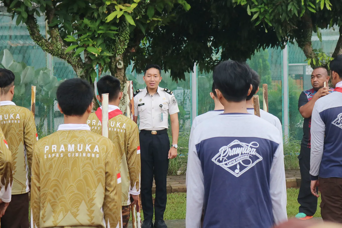 Disiplin, Kompak, dan Berkarakter: Warga Binaan Lapas Cibinong Ditempa Lewat Latihan Pramuka LKBB Tongkat