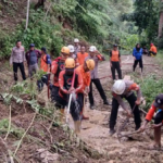 Akses Jalan Dua Desa di Karangjaya Kembali Dibuka Usai Longsor