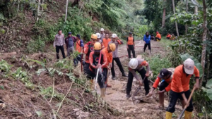 Akses Jalan Dua Desa di Karangjaya Kembali Dibuka Usai Longsor