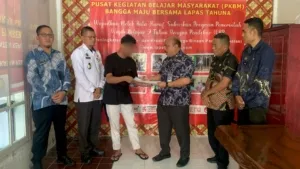 Lapas Tahuna Serahkan Ijazah Paket C kepada Warga Binaan yang Jalani PB