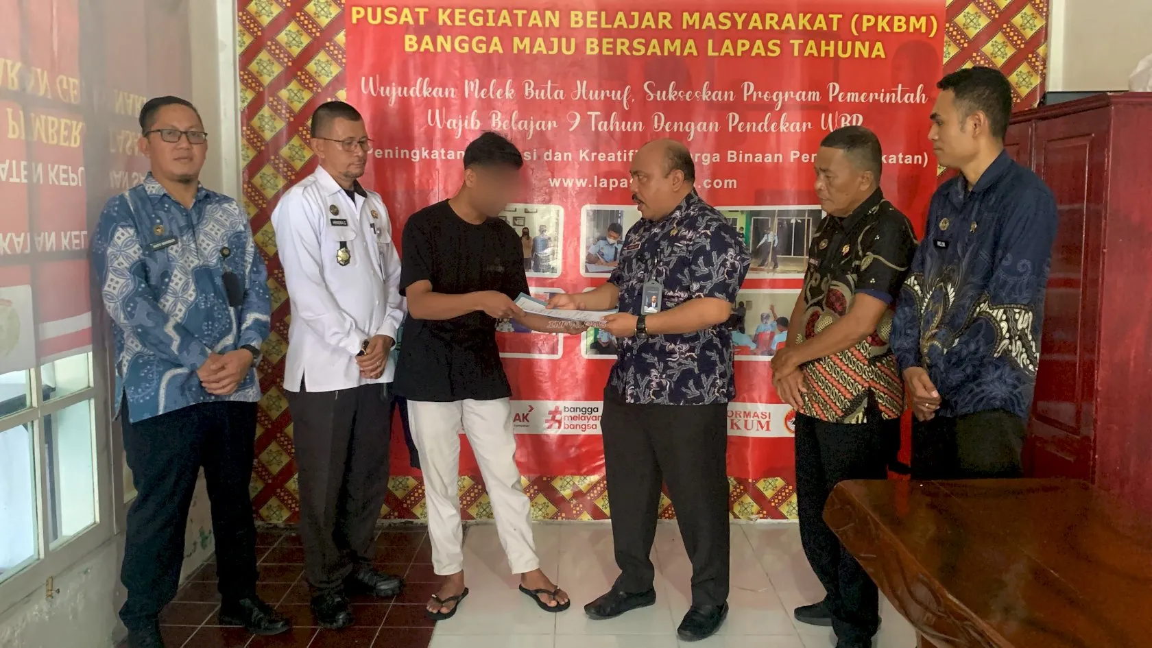Lapas Tahuna Serahkan Ijazah Paket C kepada Warga Binaan yang Jalani PB