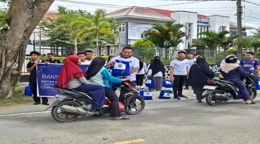 Rutan Donggala Gelar Jumat Berkah dengan Menyalurkan Bantuan Sosial bagi Pengguna Jalan (Dok. Istimewa)