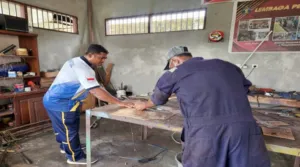 Lapas Tual Kembangkan Ikat Pinggang Kayu Arang Khas Maluku (Dok. Istimewa)