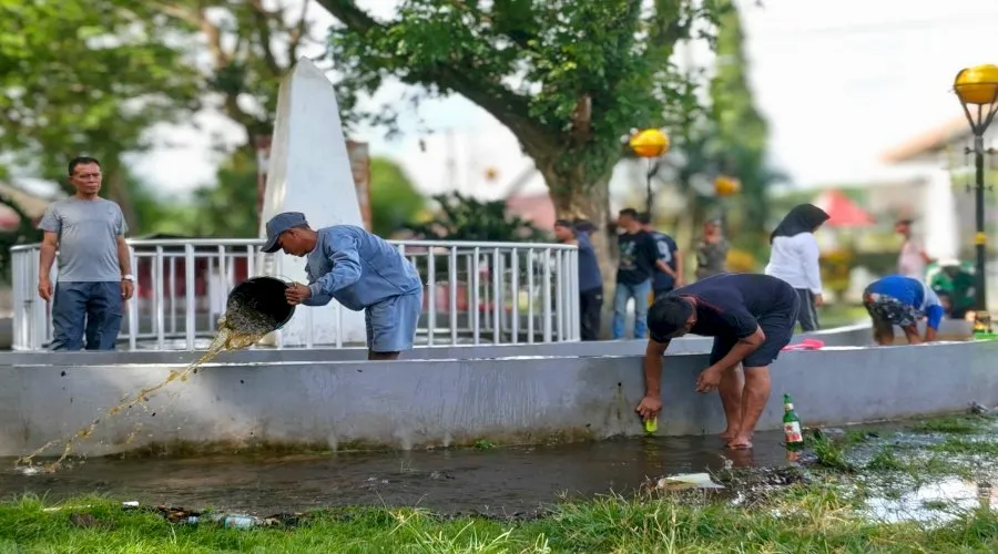 Lapas Bandanaira Libatkan Warga Binaan Bersihkan Tugu (Dok. Istimewa)