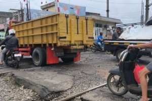 Warga Keluhkan Perlintasan Kereta Serpong Cepat Rusak Meski Sering Diperbaiki