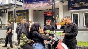 Petugas Lapas Wahai Tebar Takjil Ramadan untuk Pengguna Jalan