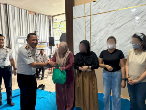 Lapas Karang Intan Salurkan Bansos (Dok. Istimewa)