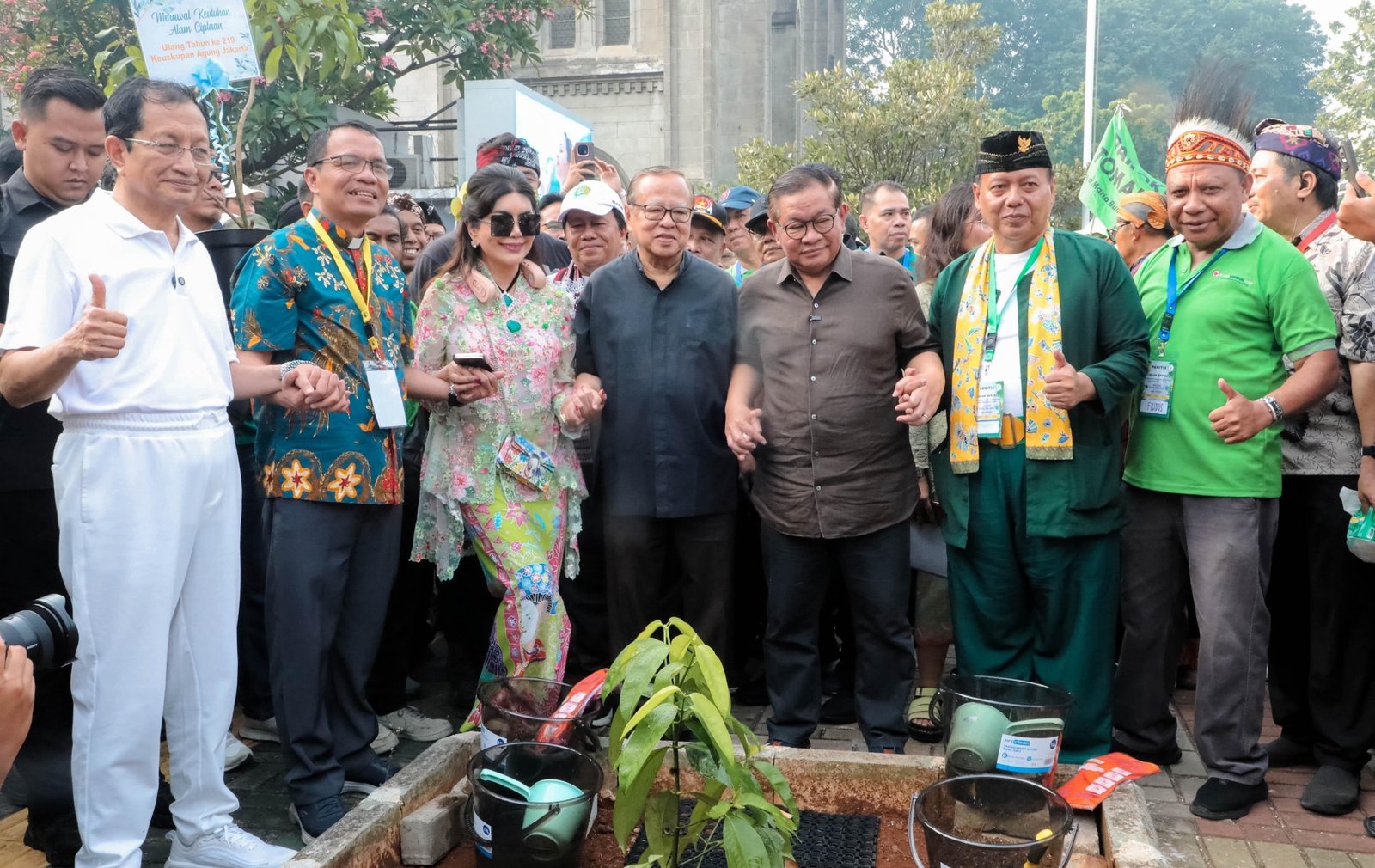 Pramono Hadiri Jalan Santai Lintas Iman di Katedral Jakarta