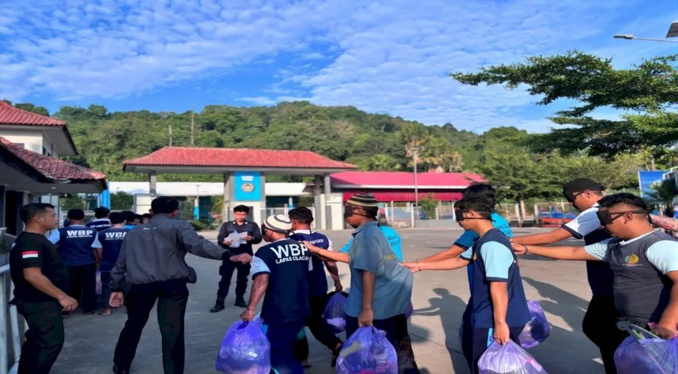 24 Narapidana Lapas Cilacap Dipindahkan ke Nusakambangan untuk Optimalisasi Pembinaan dan Pengurangan Kepadatan Hunian