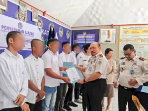 Lapas Tahuna Serahkan Ijazah Kesetaraan kepada Sembilan Warga Binaan