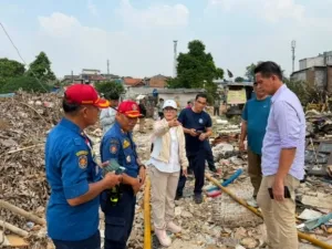 Pemprov DKI Pastikan Hak Petugas Damkar Gugur Saat Bertugas, Penanganan Kebakaran Sampah Terus Berlanjut