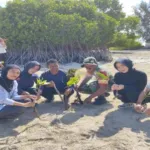Cegah Abrasi Pesisir: Lapas Kelas III Geser Bersama TNI Tanam Mangrove di Kawasan Pantai