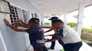 Sinergi Petugas Pengamanan Dalam Penggeledahan Kamar Hunian Guna Menyisir Barang Terlarang Serta Memperkuat Lingkungan Pemasyarakatan Yang Bersih Dan Tertib