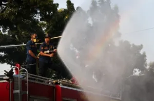 Pemerintah Provinsi DKI Jakarta Menggelar Penyemprotan Water Mist Serentak di Lima Wilayah Guna Mengantisipasi Dampak Sebaran Abu Vulkanik Gunung Anak Krakatau